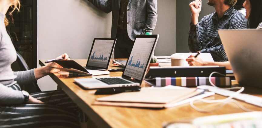 Spotkanie zespołu w biurze